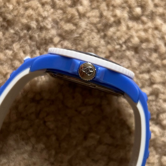 Pantone Ice Watch: 18-3949 Dazzling Blue - Picture 10 of 10